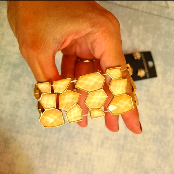 Jigsaw Style Stretch Bracelet - Picture 3 of 3